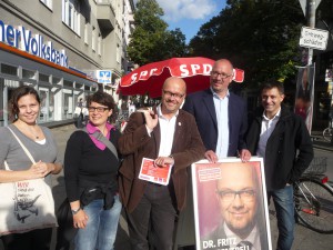 Infostand, Ausgangspunkt des Tür-zu-Tür-Wahlkampfes 