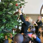 Weihnachtswünsche erfüllen mit dem Wunschbaum im Rathaus Neukölln 1