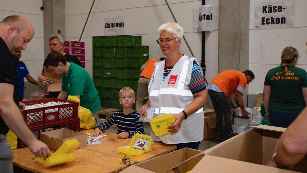 SPD Fraktion half mit, 60.000 Bio-Brotboxen für Erstklässler zu packen 3