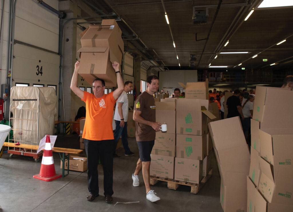 SPD Fraktion half mit, 60.000 Bio-Brotboxen für Erstklässler zu packen 6