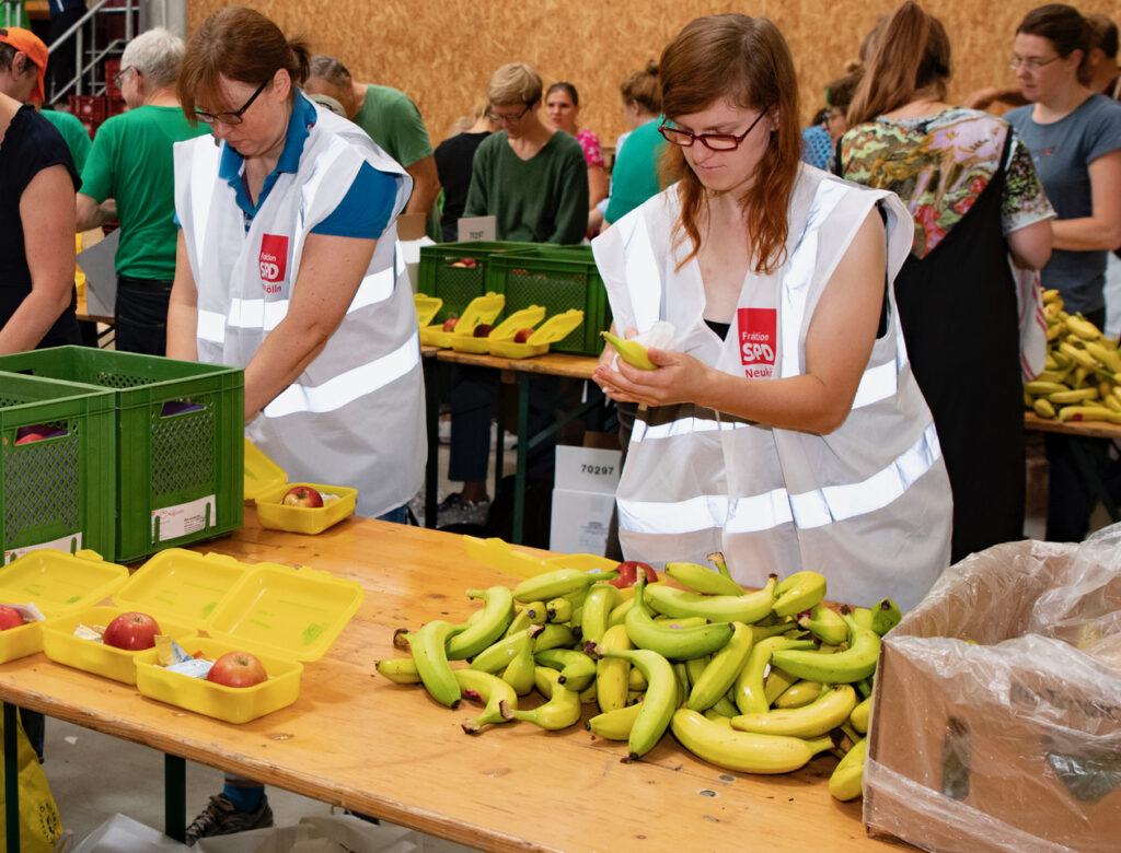 SPD Fraktion half mit, 60.000 Bio-Brotboxen für Erstklässler zu packen 9