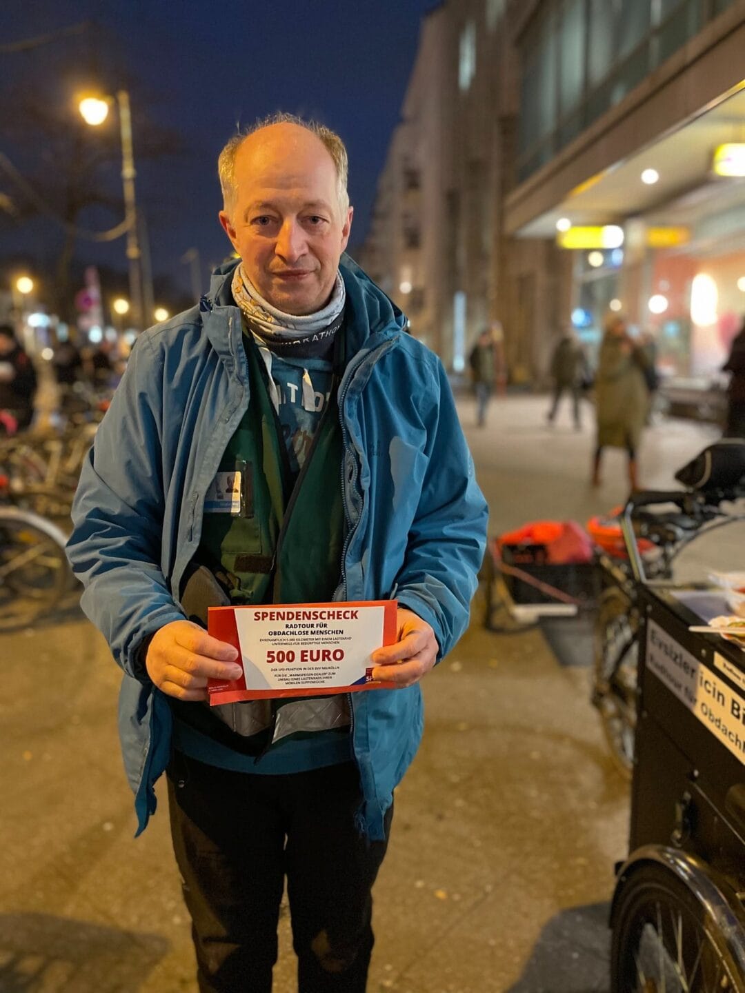 500€-Spende an "Radtour für obdachlose Menschen übergeben" 2