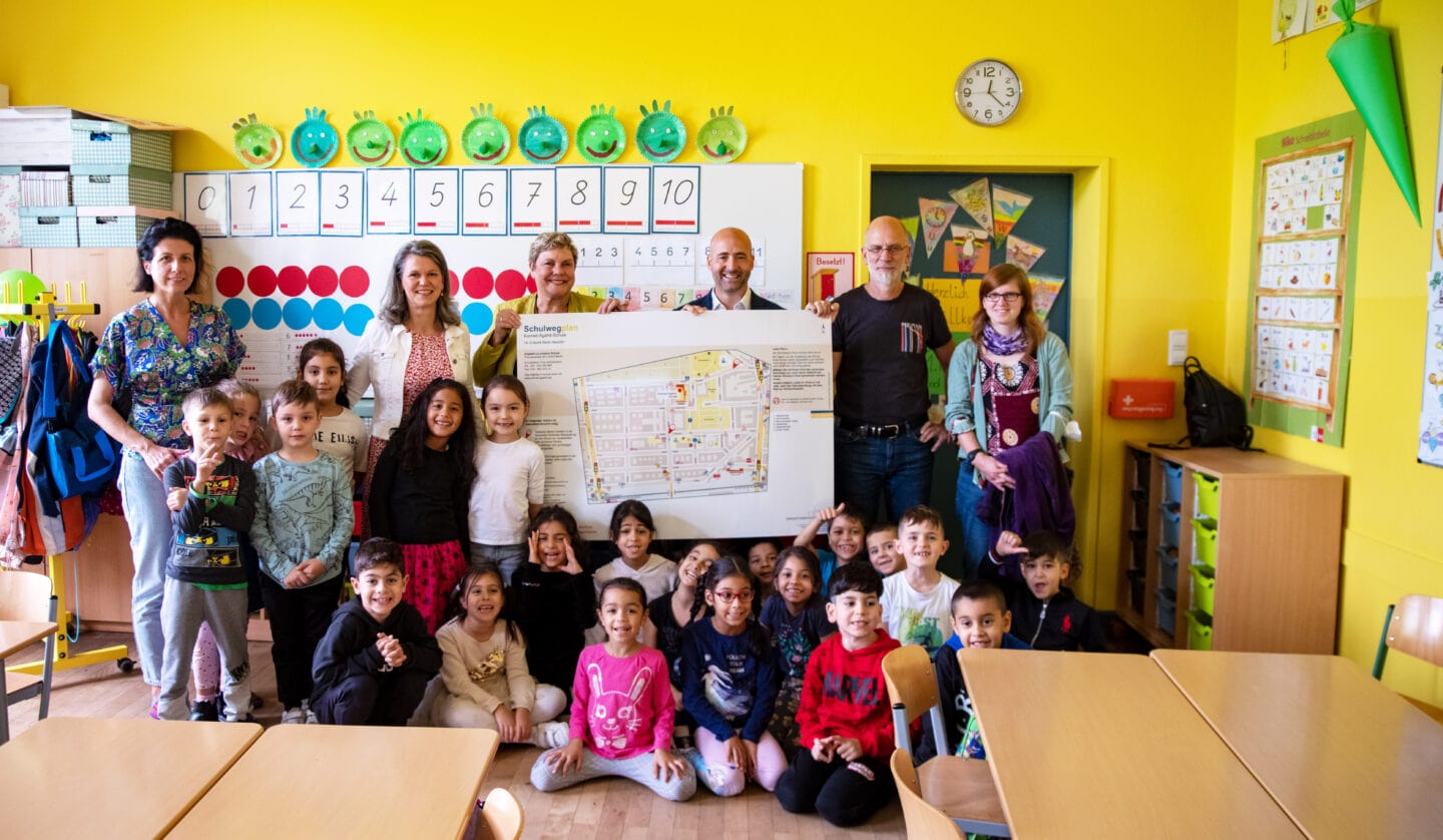Neue Schulwegpläne für Neuköllner Grundschulen - Symbolische Übergabe an die Konrad-Agahd-Schule 1