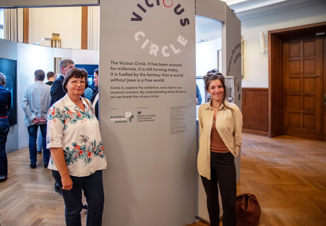 „The Vicious Circle“ im Rathaus Neukölln - Ausstellung über jüdisches Leben, Pogrome und den Kreislauf des Antisemitismus 1