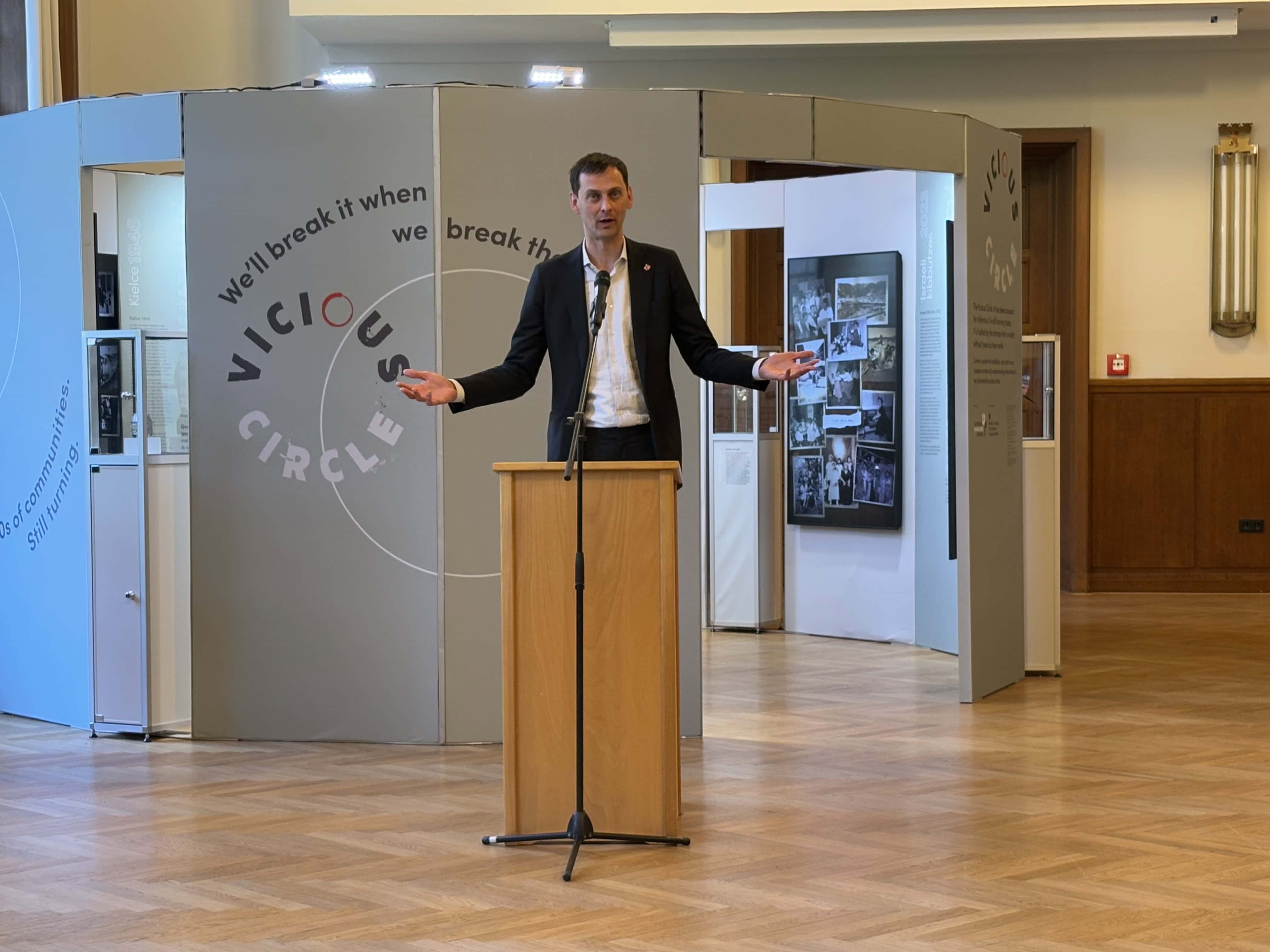 „The Vicious Circle“ im Rathaus Neukölln - Ausstellung über jüdisches Leben, Pogrome und den Kreislauf des Antisemitismus 2