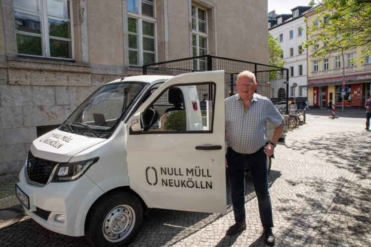 Bezirksbürgermeister Hikel übergab umweltschonendes neues E-Fahrzeug 2