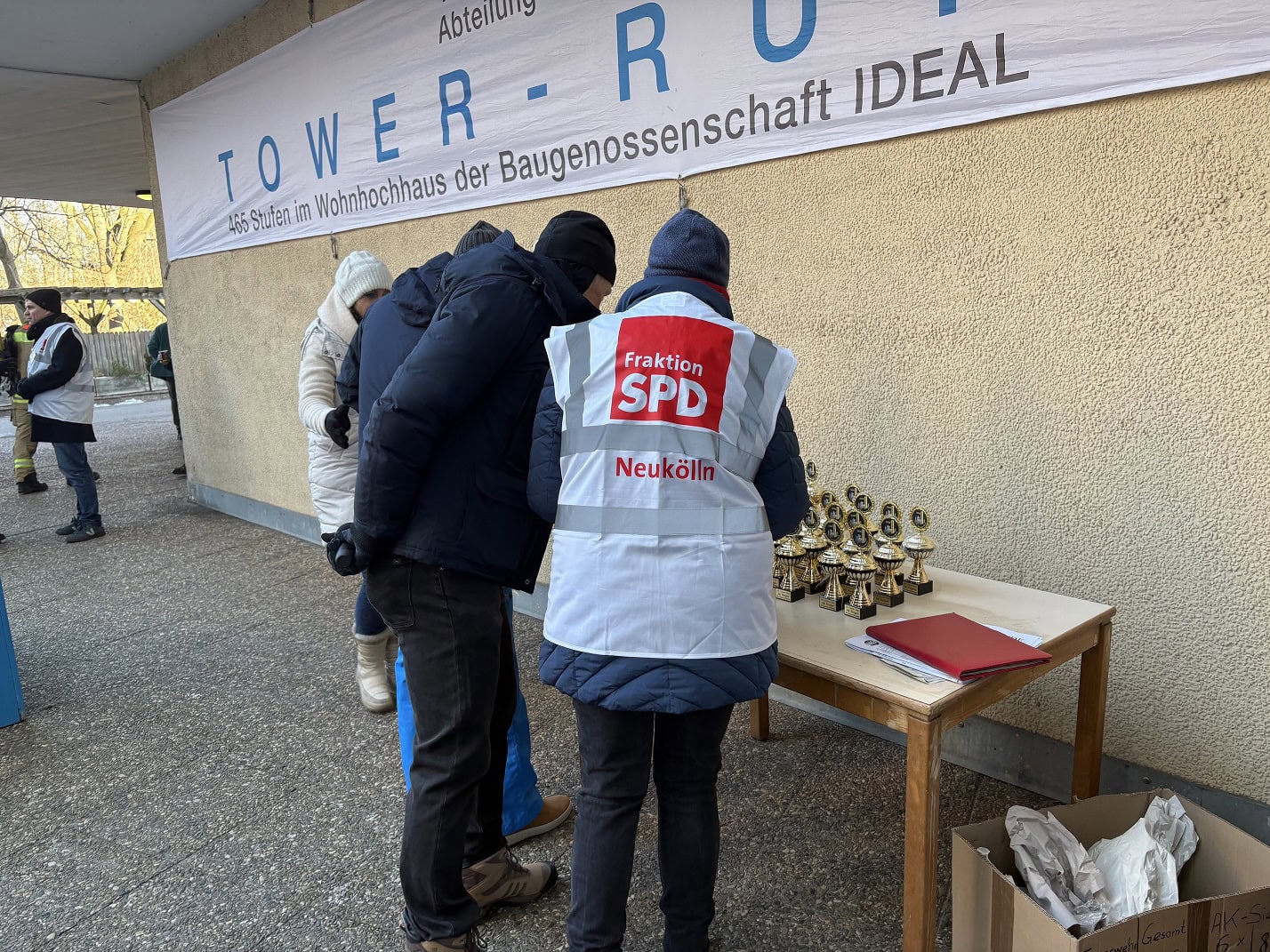 Teamgeist über 29 Etagen: SPD- Fraktion beim Tower-Run in der Gropiusstadt 7