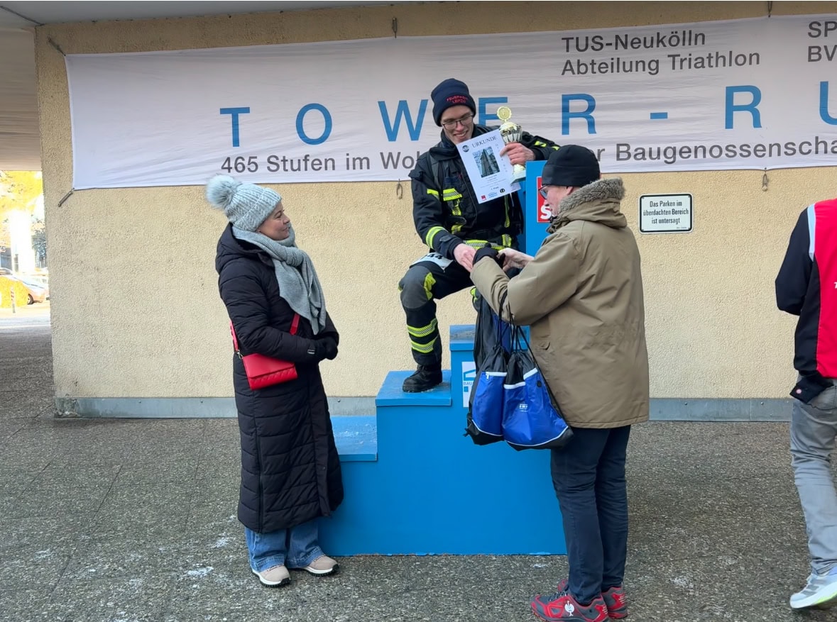 Teamgeist über 29 Etagen: SPD- Fraktion beim Tower-Run in der Gropiusstadt 12