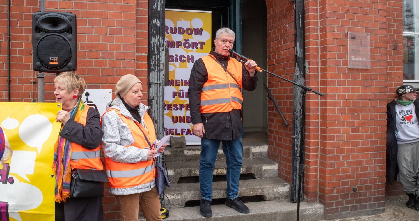 Menschenkette für Demokratie: Rudow zeigt Haltung gegen rechte Gewalt 3