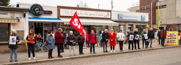 Menschenkette für Demokratie: Rudow zeigt Haltung gegen rechte Gewalt 1