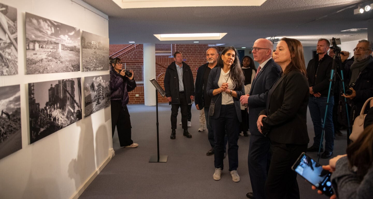 Zwischen Zerstörung und Zuversicht: Eine Fotoausstellung erinnert an die Folgen des Erdbebens in der Türkei von 2023 2